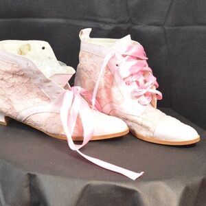 Soft Leather & Lace Booties SZ 6 AMIANA